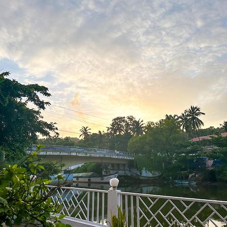 Hotel Riverside Бага Екстер'єр фото