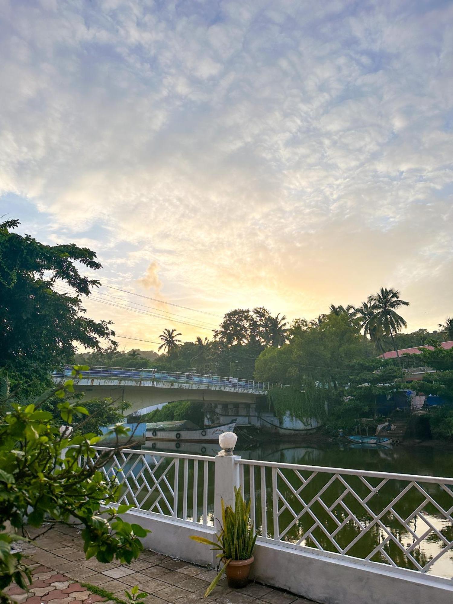 Hotel Riverside Бага Екстер'єр фото